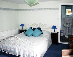 toddler and child-friendly farm holidays in cornwall - wisteria bedroom